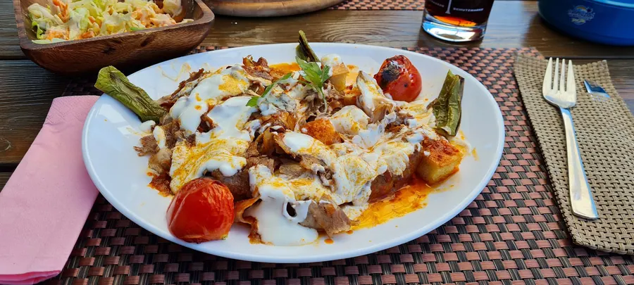 Iskender Kebap mit Joghurt, Tomatensauce, Tomate und Peperoni