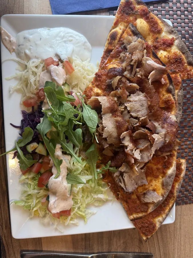 Lahmacun mit Döner, Salat und Joghurt
