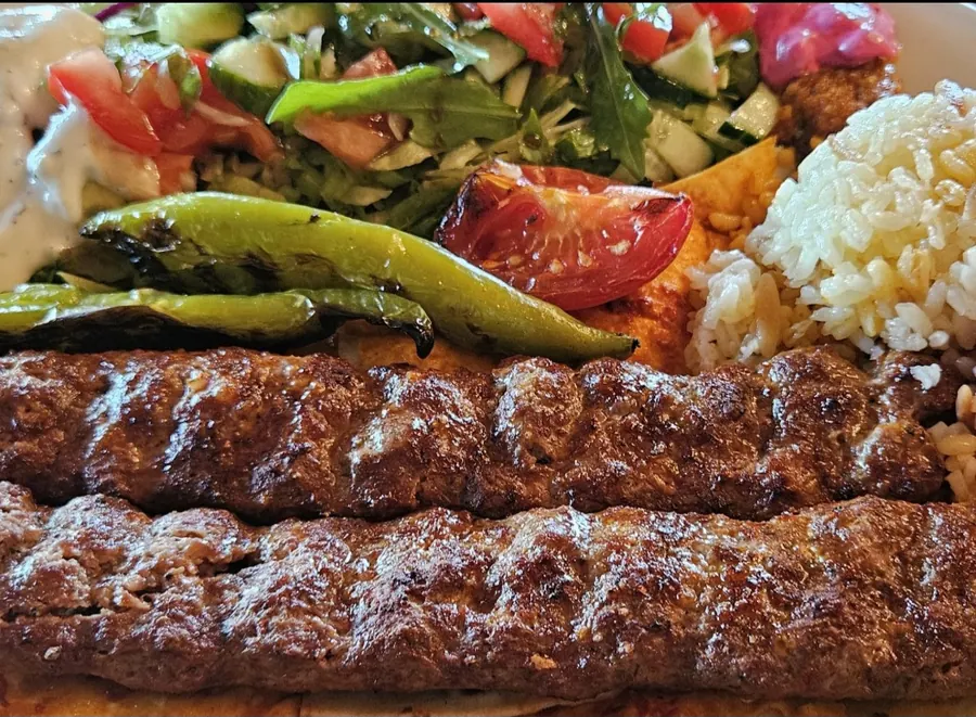 Adana Kebap mit gegrillter Peperoni, Tomate und Reis
