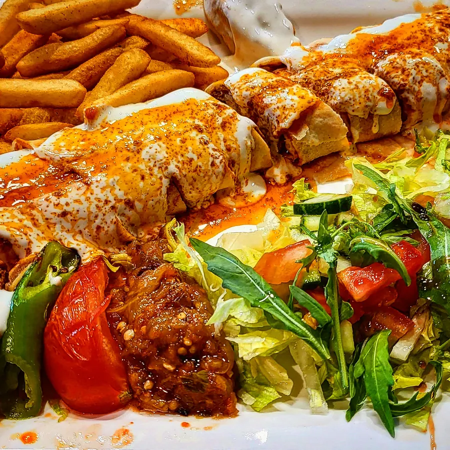 Sarma Beyti mit Joghurt und Sauce