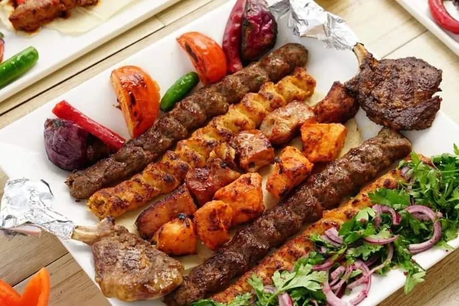 Gemischte Grillplatte mit Adana, Hähnchenspieß und Lammkoteletts